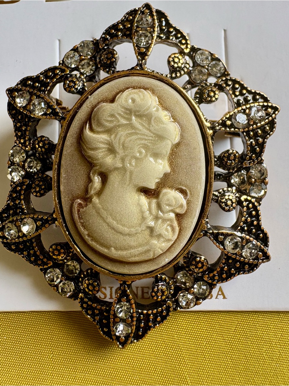 Vintage-Style Gold Cameo Brooch with Ivory Profile